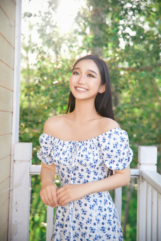 盛夏在别墅阳台上拍照的亚洲美女图片