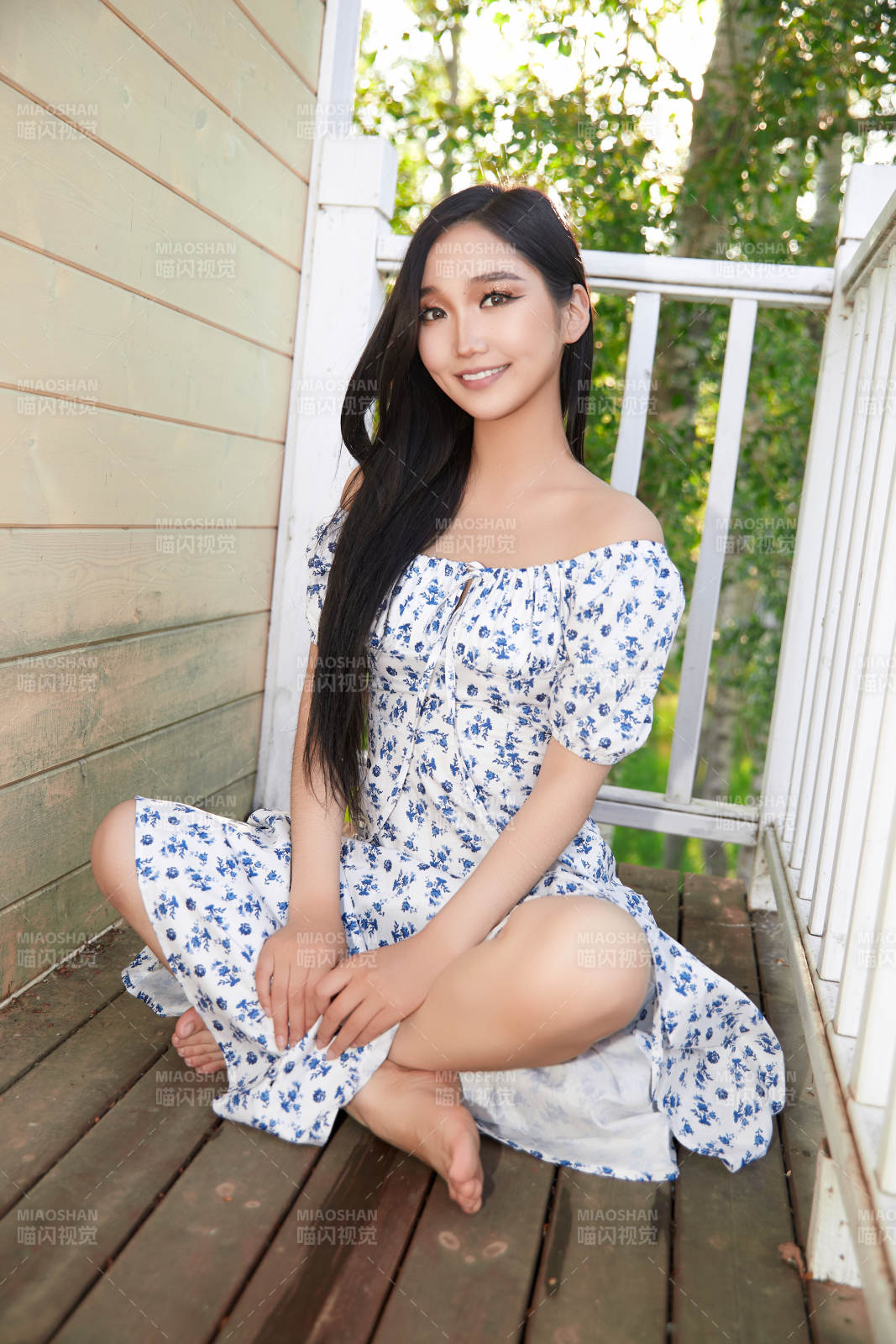 盛夏在别墅阳台上拍照的亚洲美女图片