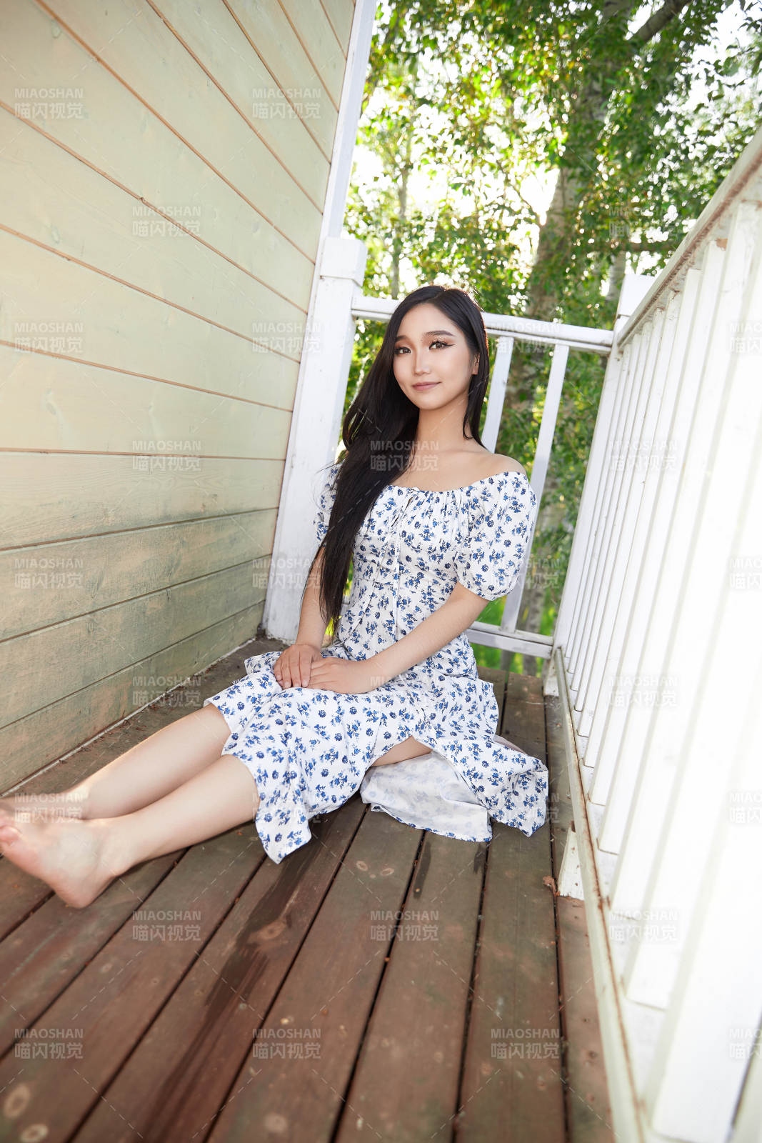 盛夏在别墅阳台上拍照的亚洲美女图片