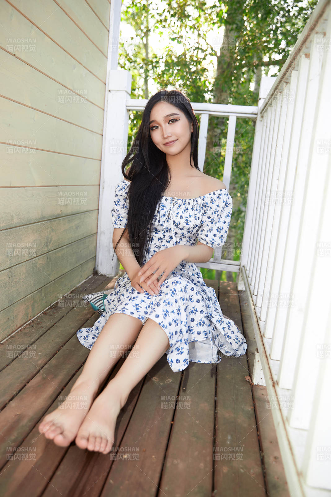 盛夏在别墅阳台上拍照的亚洲美女图片