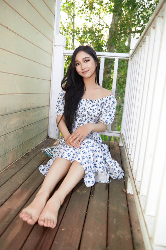 盛夏在别墅阳台上拍照的亚洲美女图片