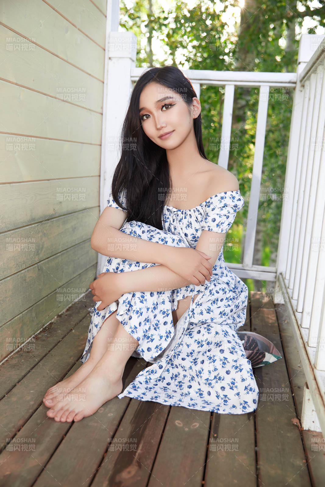 盛夏在别墅阳台上拍照的亚洲美女图片