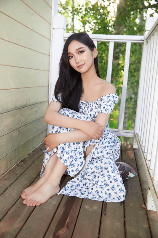 盛夏在别墅阳台上拍照的亚洲美女图片