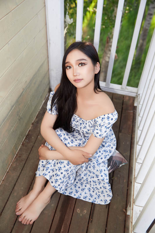 盛夏在别墅阳台上拍照的亚洲美女图片