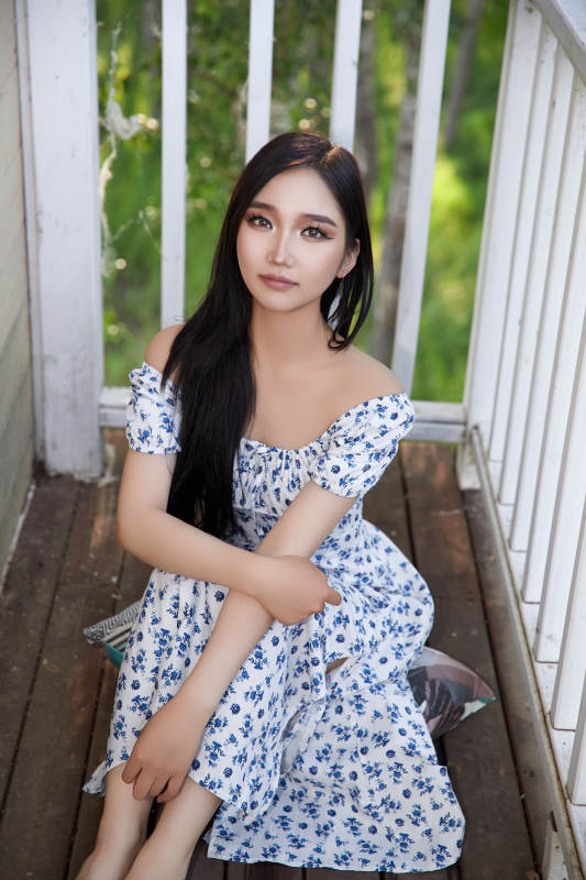 盛夏在别墅阳台上拍照的亚洲美女图片