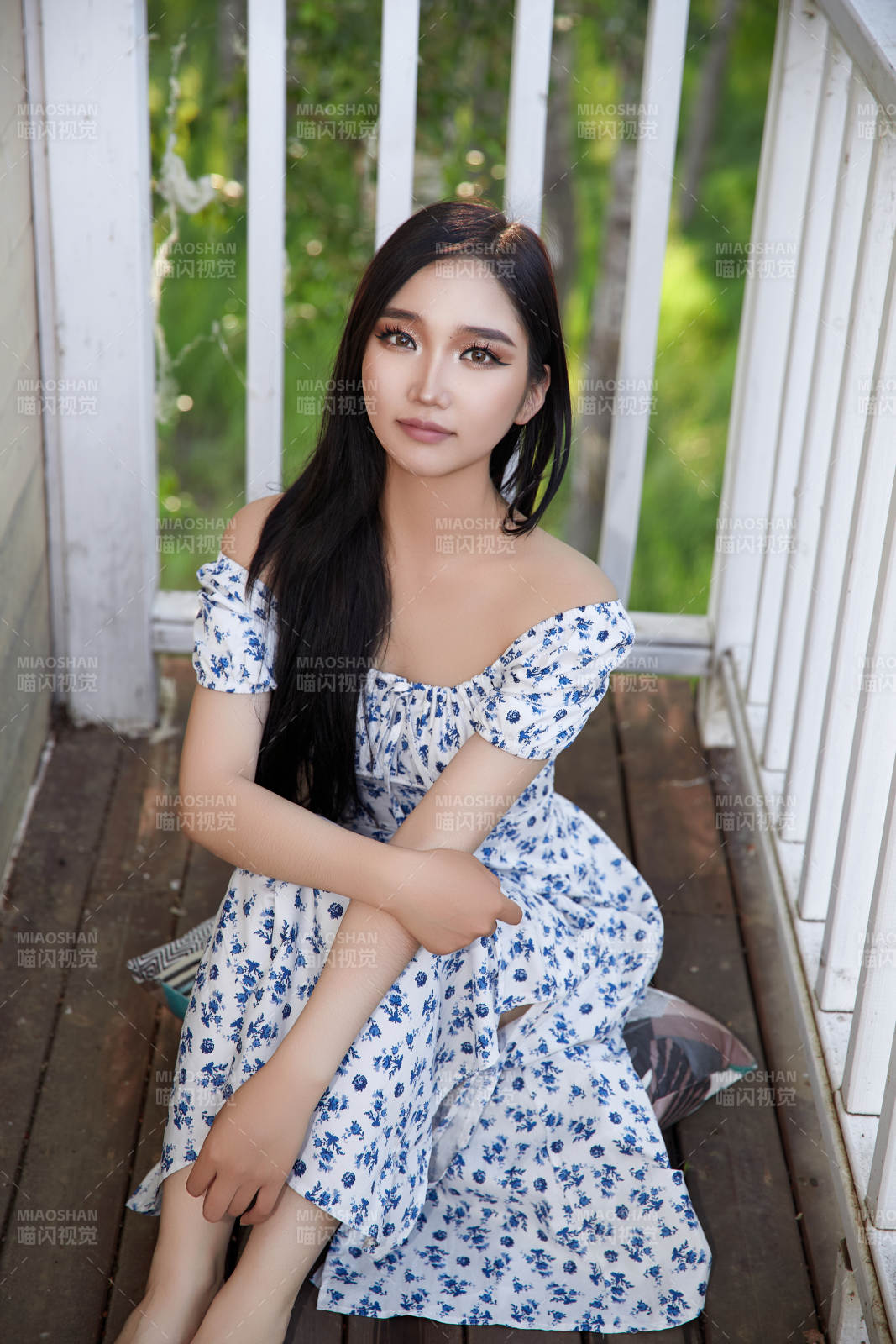 盛夏在别墅阳台上拍照的亚洲美女图片