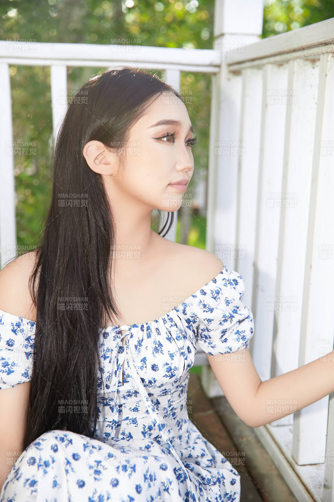 盛夏在别墅阳台上拍照的亚洲美女图片