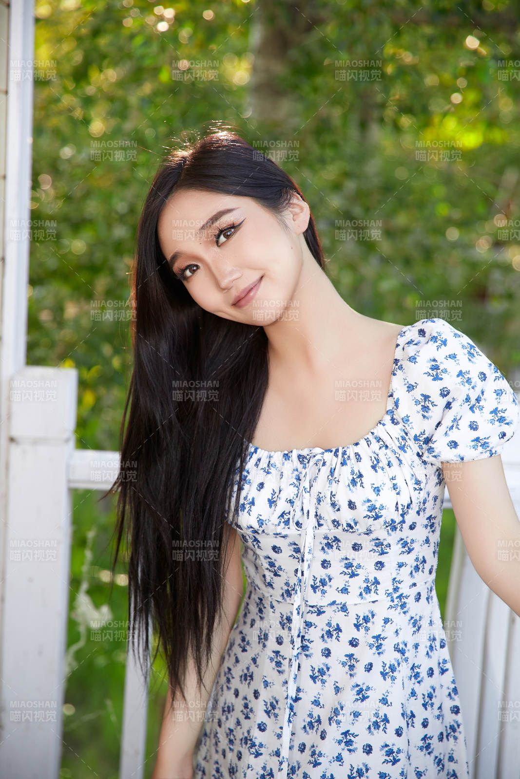 盛夏在别墅阳台上拍照的亚洲美女图片