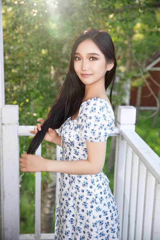 盛夏在别墅阳台上拍照的亚洲美女图片