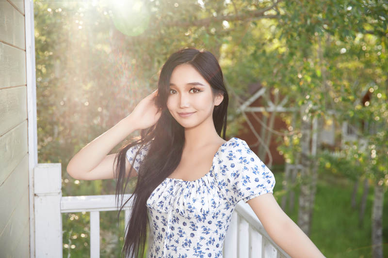 盛夏在别墅阳台上拍照的亚洲美女图片