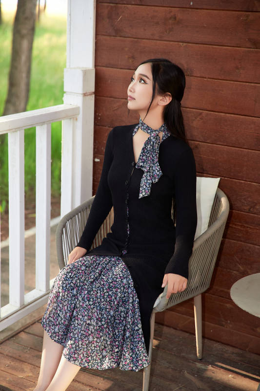 夏天在别墅门庭外休息的亚洲美女图片