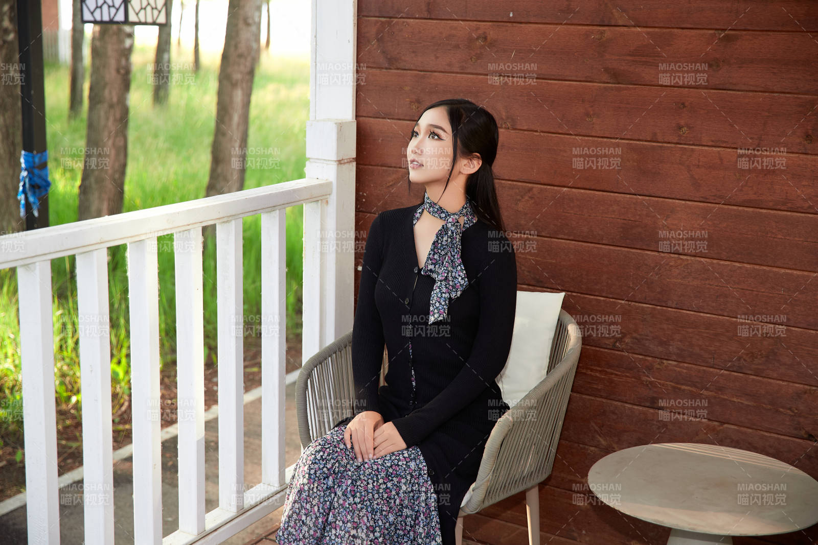 夏天在别墅门庭外休息的亚洲美女图片