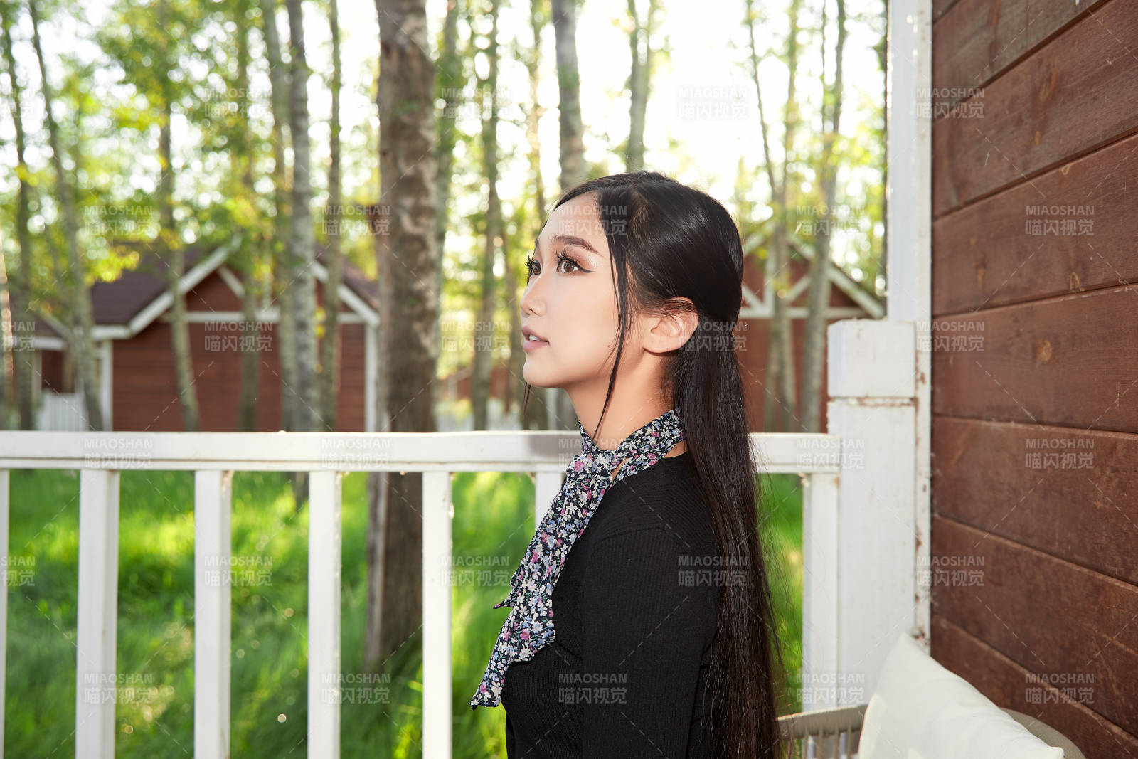 夏天在别墅门庭外休息的亚洲美女图片