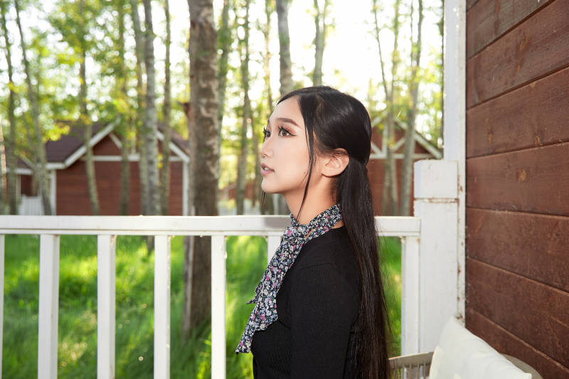 夏天在别墅门庭外休息的亚洲美女图片