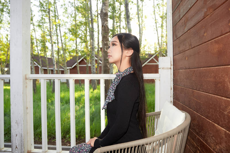 夏天在别墅门庭外休息的亚洲美女图片