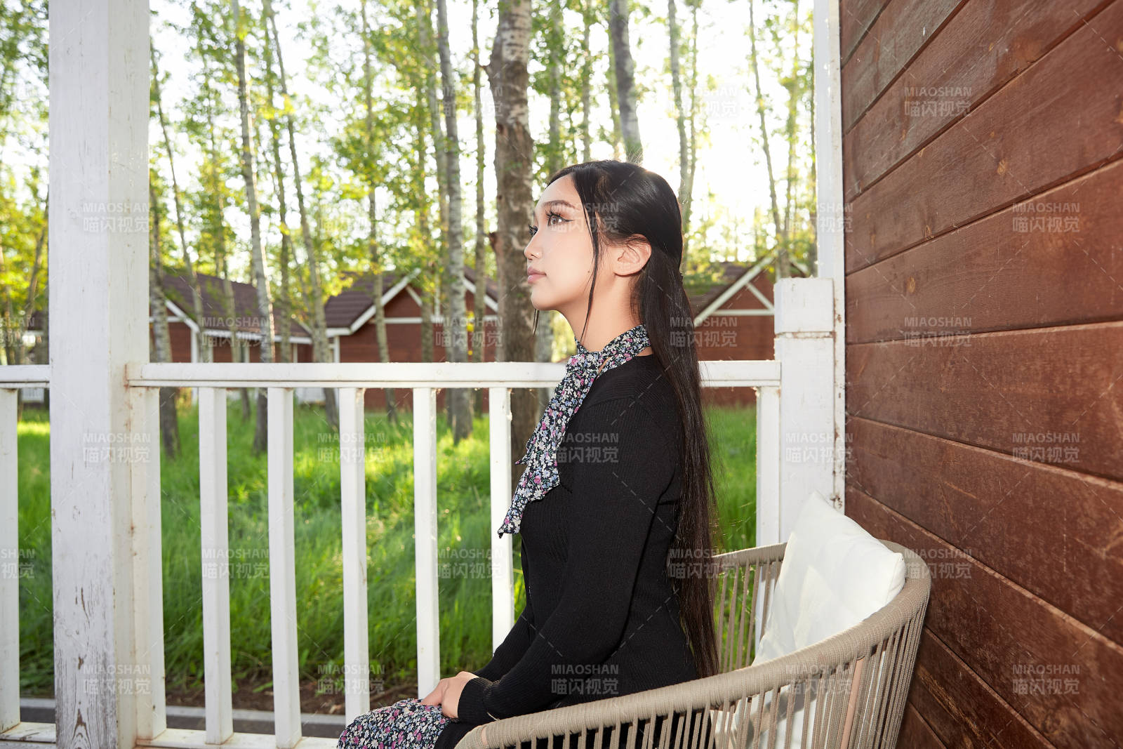 夏天在别墅门庭外休息的亚洲美女图片