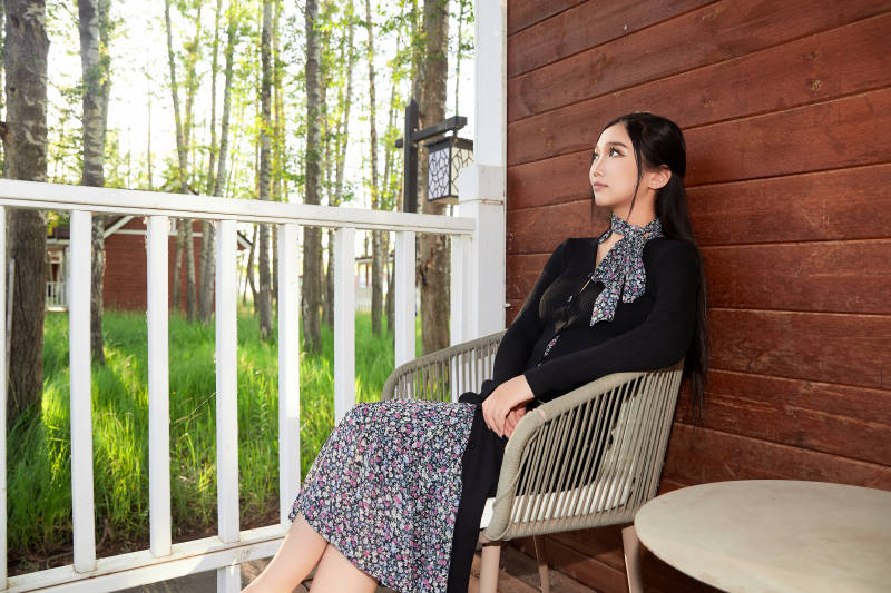 夏天在别墅门庭外休息的亚洲美女图片