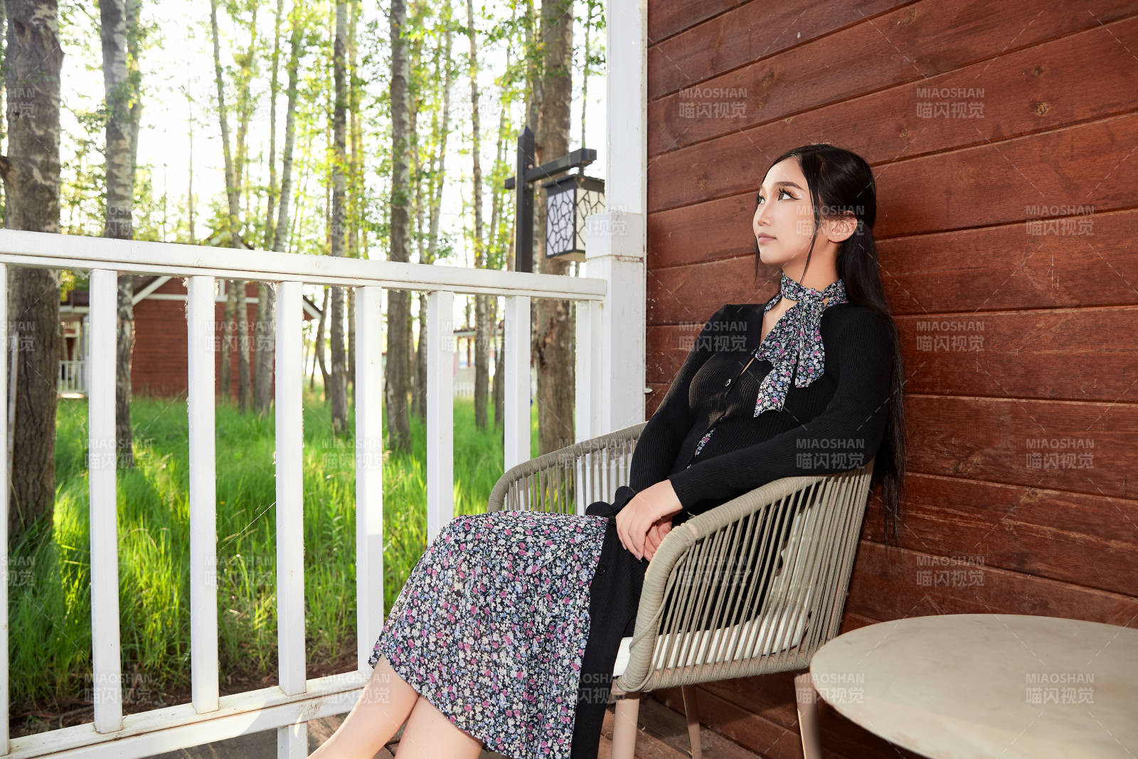 夏天在别墅门庭外休息的亚洲美女图片