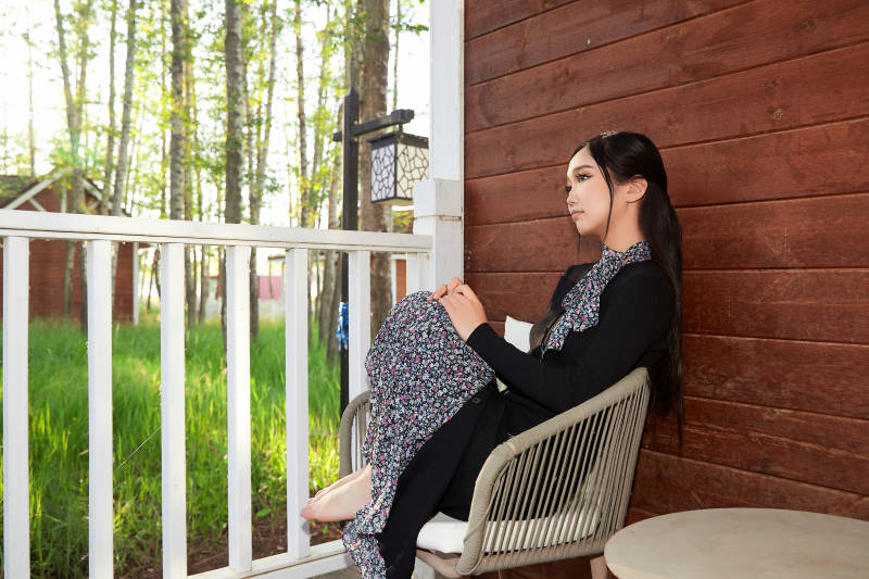 夏天在别墅门庭外休息的亚洲美女图片