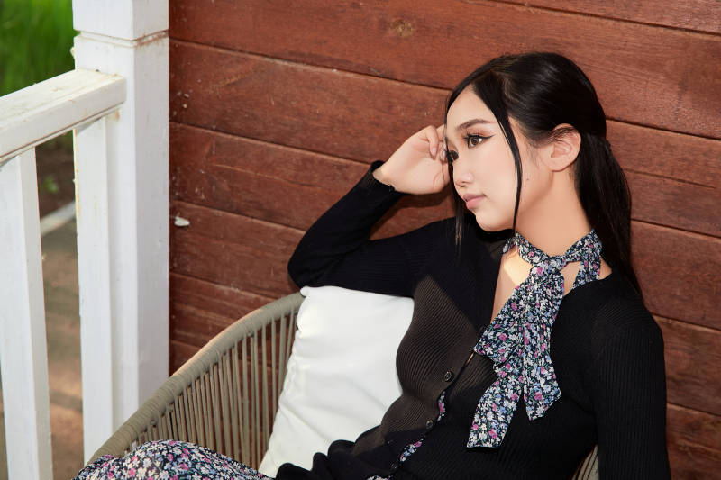 夏天在别墅门庭外休息的亚洲美女图片