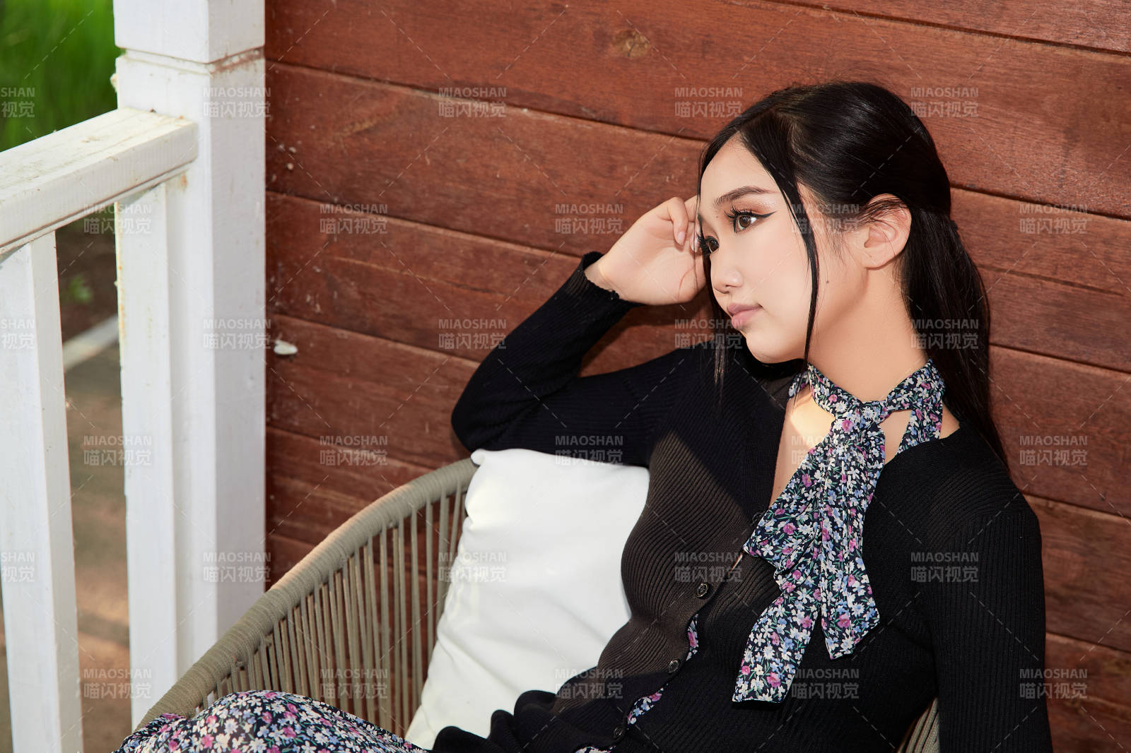 夏天在别墅门庭外休息的亚洲美女图片