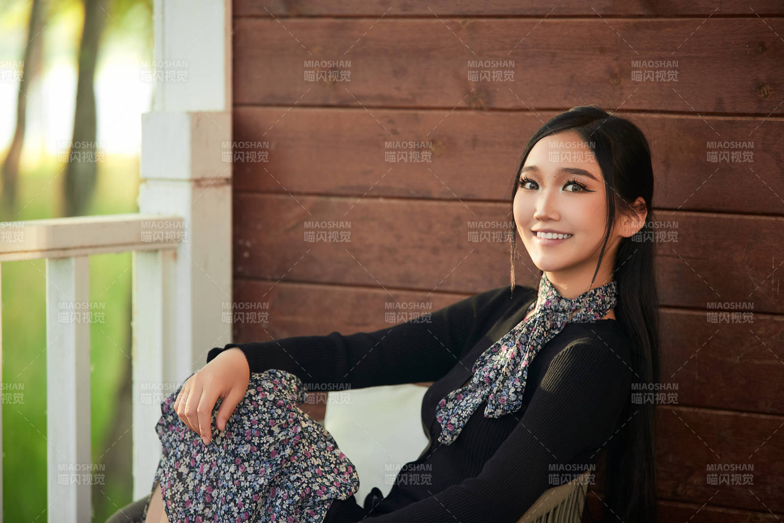 夏天在别墅门庭外休息的亚洲美女图片