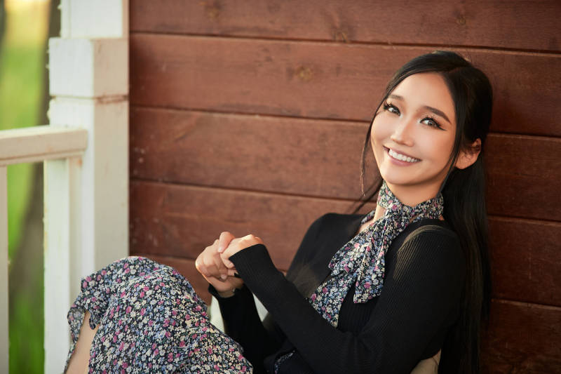 夏天在别墅门庭外休息的亚洲美女图片