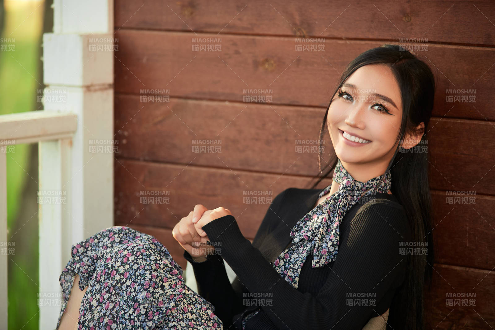 夏天在别墅门庭外休息的亚洲美女图片