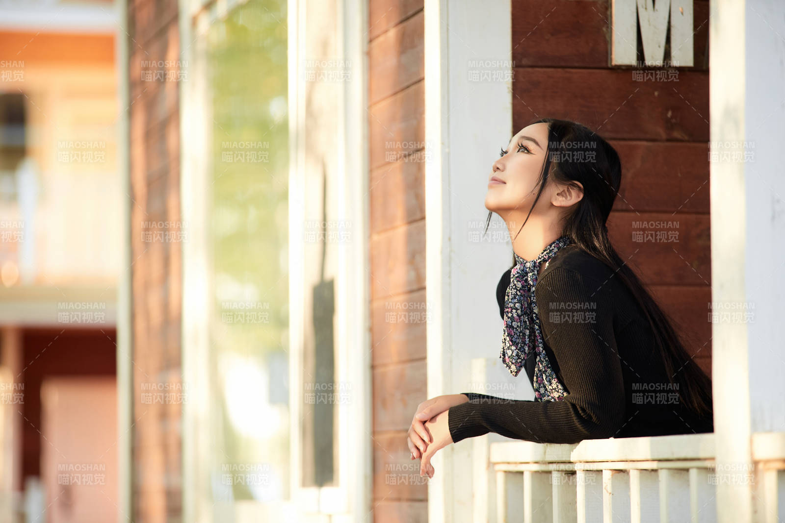 夏天在别墅门庭外休息的亚洲美女图片