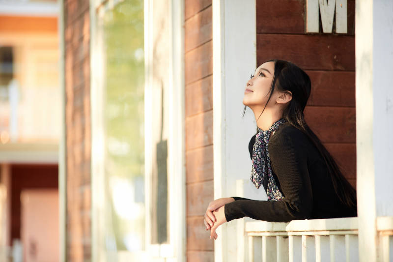 夏天在别墅门庭外休息的亚洲美女图片