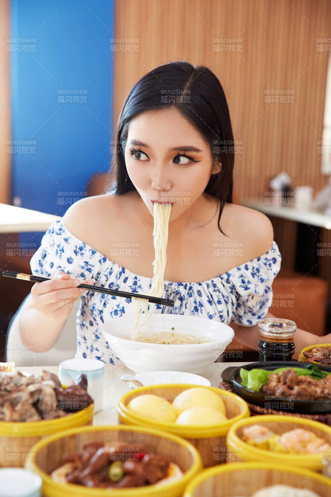 在茶餐厅大吃特吃的美女图片