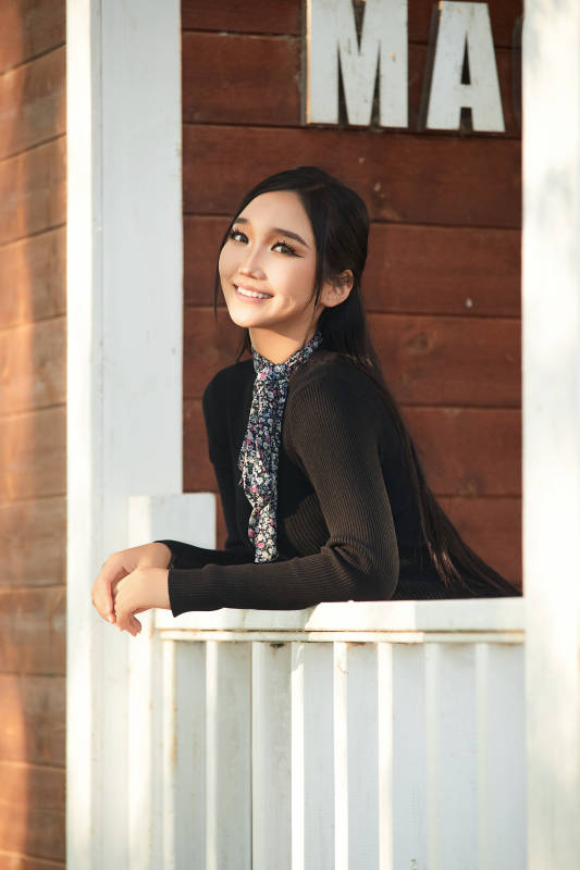 夏天在别墅门庭外休息的亚洲美女图片