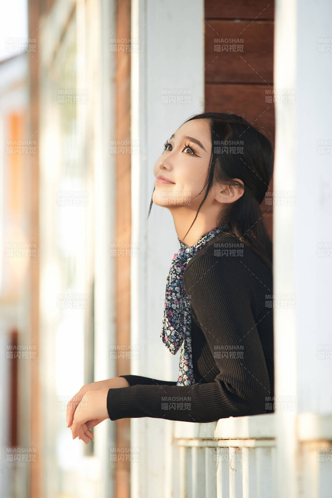 夏天在别墅门庭外休息的亚洲美女图片