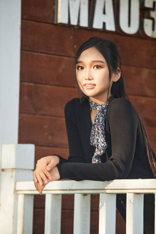 夏天在别墅门庭外休息的亚洲美女图片