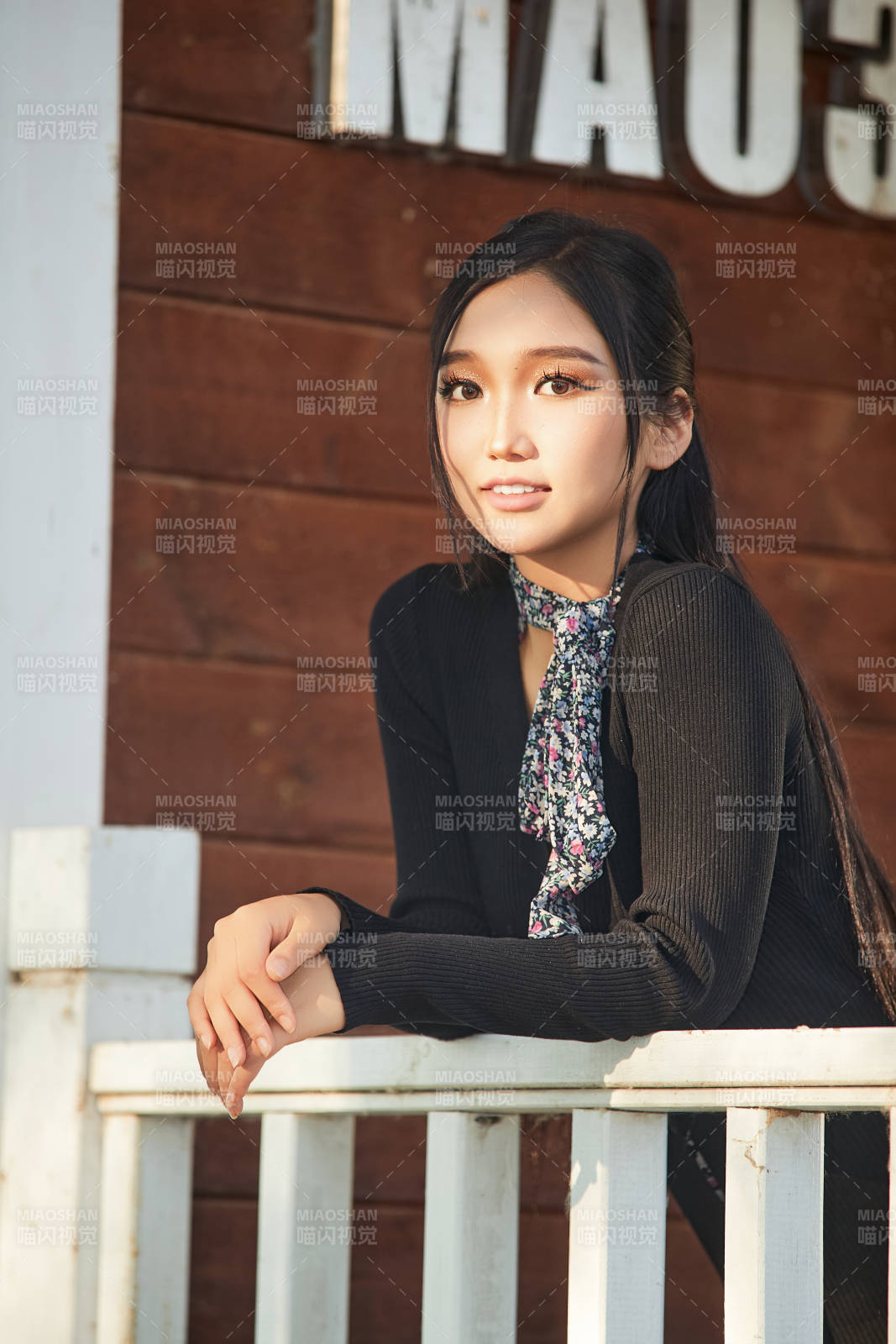 夏天在别墅门庭外休息的亚洲美女图片