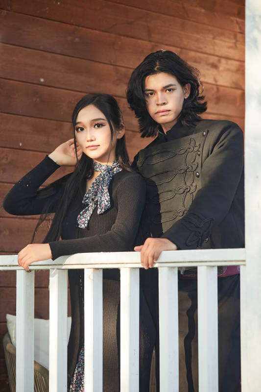 户外旅游景区拍照的亚洲情侣图片