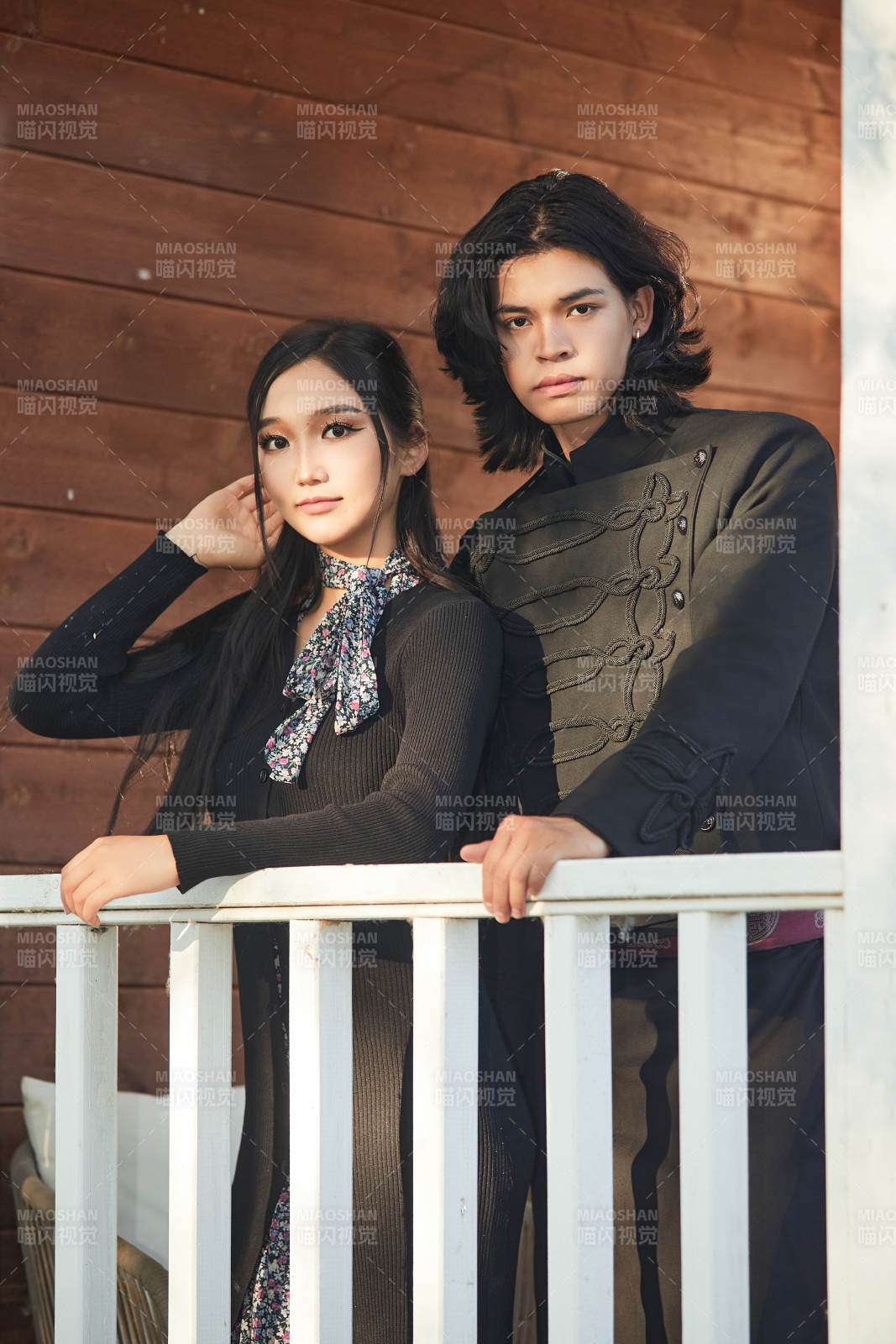 户外旅游景区拍照的亚洲情侣图片