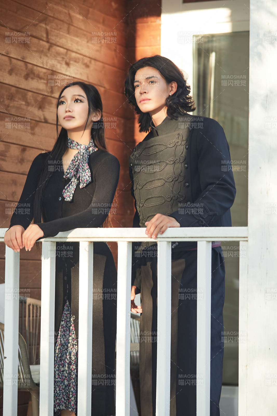 户外旅游景区拍照的亚洲情侣图片