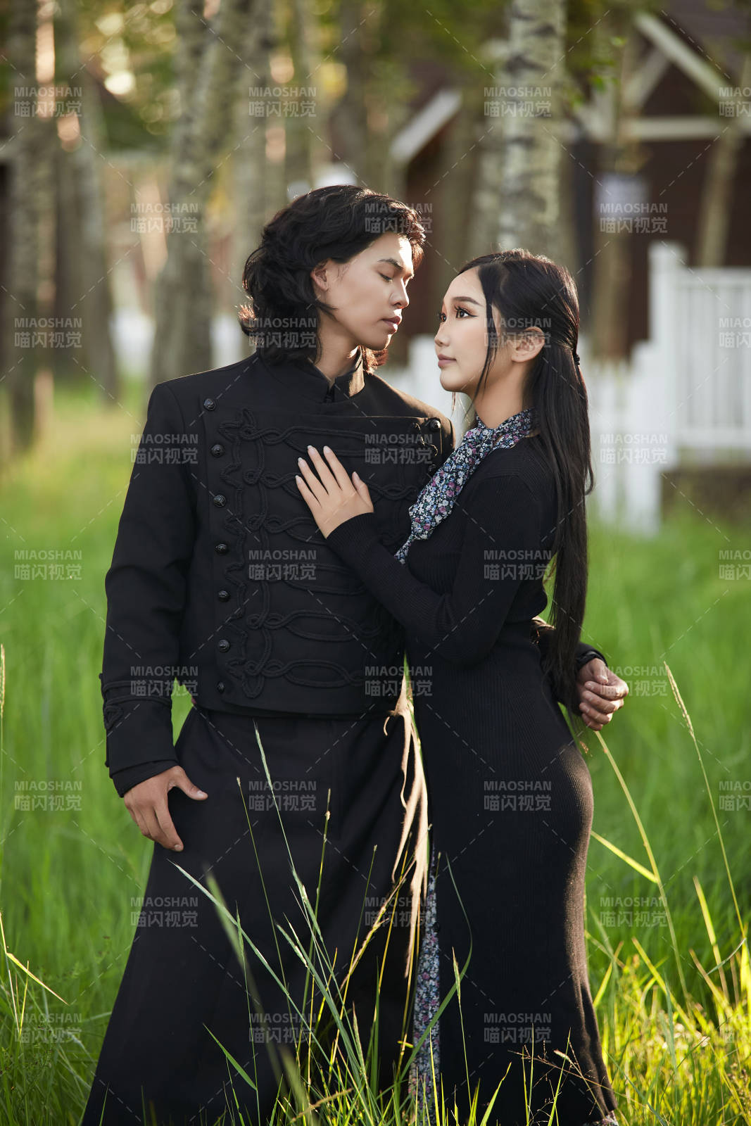 户外旅游景区拍照的亚洲情侣图片