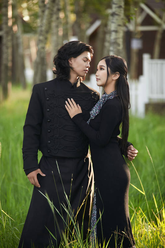 户外旅游景区拍照的亚洲情侣图片