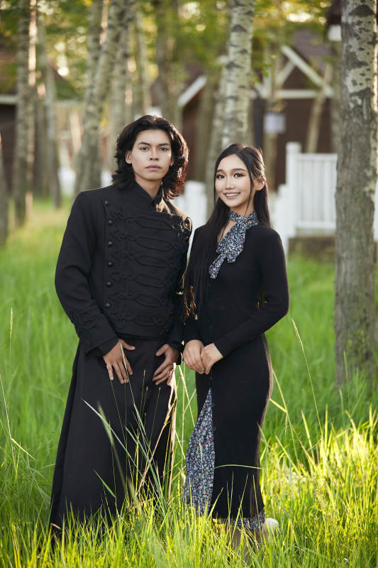 户外旅游景区拍照的亚洲情侣图片