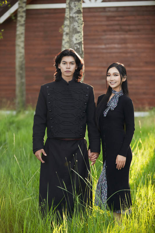 户外旅游景区拍照的亚洲情侣图片