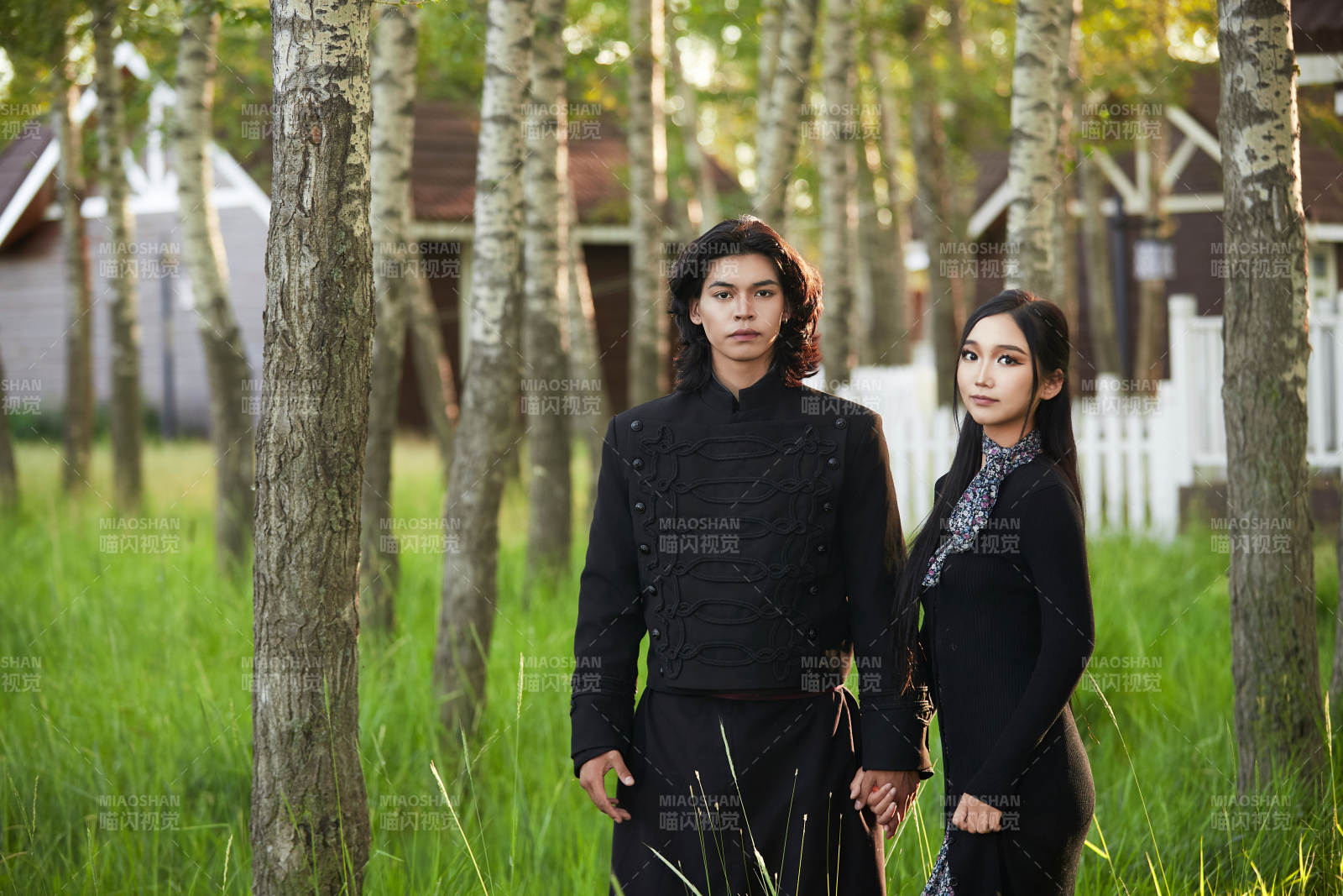 户外旅游景区拍照的亚洲情侣图片