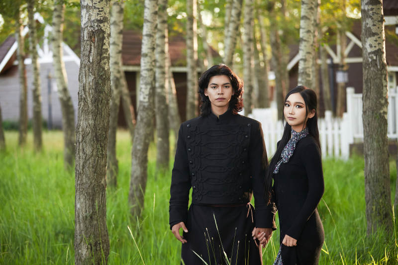 户外旅游景区拍照的亚洲情侣图片