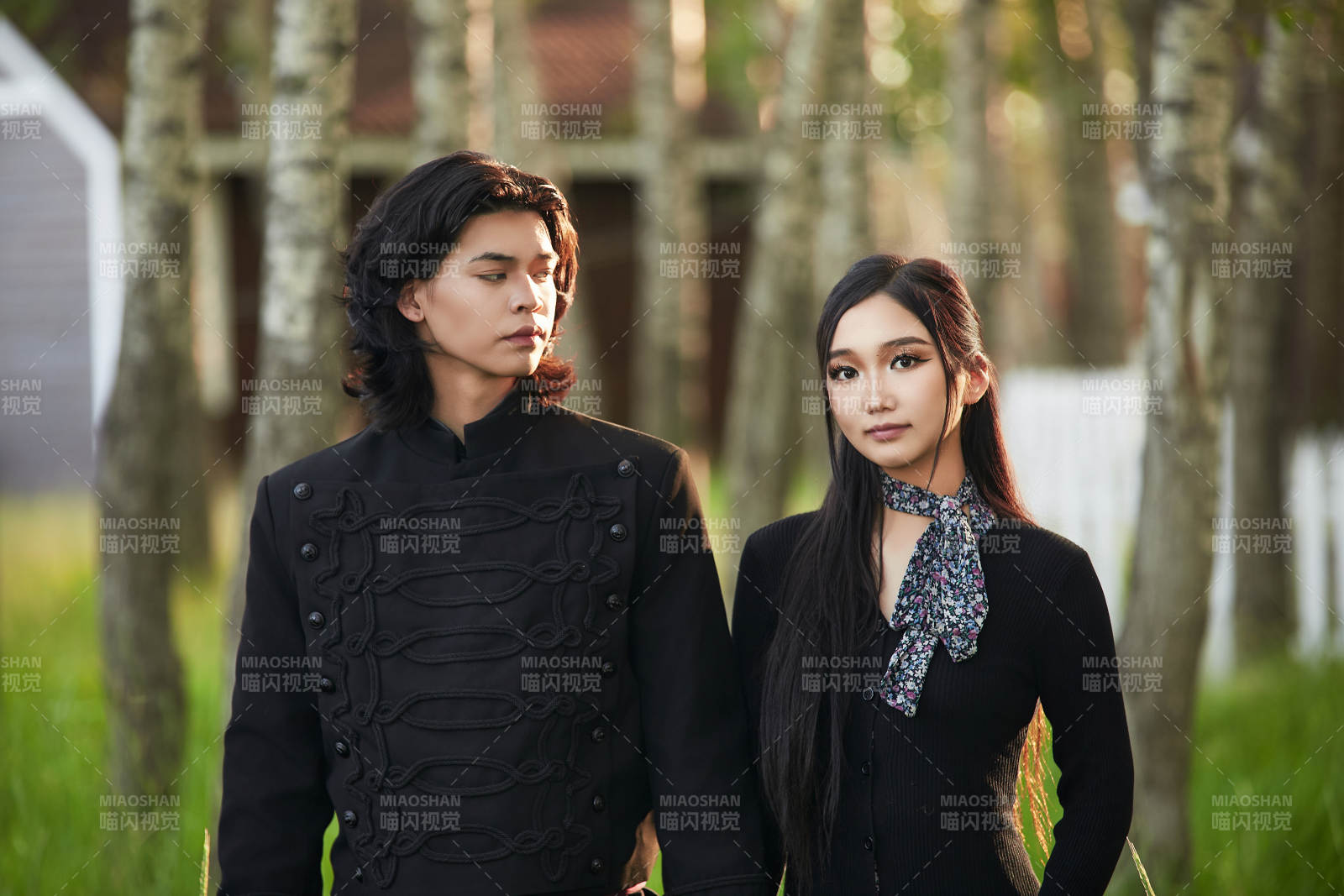 户外旅游景区拍照的亚洲情侣图片