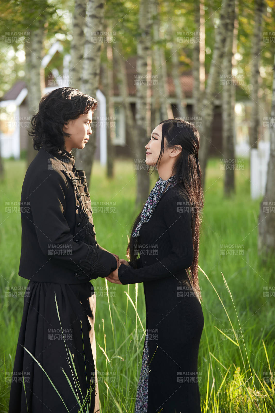 户外旅游景区拍照的亚洲情侣图片