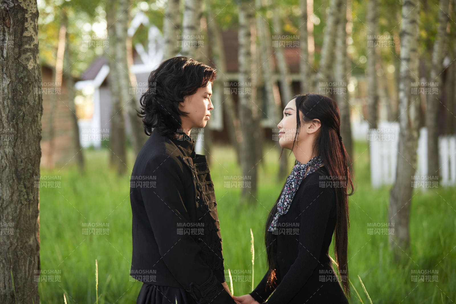 户外旅游景区拍照的亚洲情侣图片