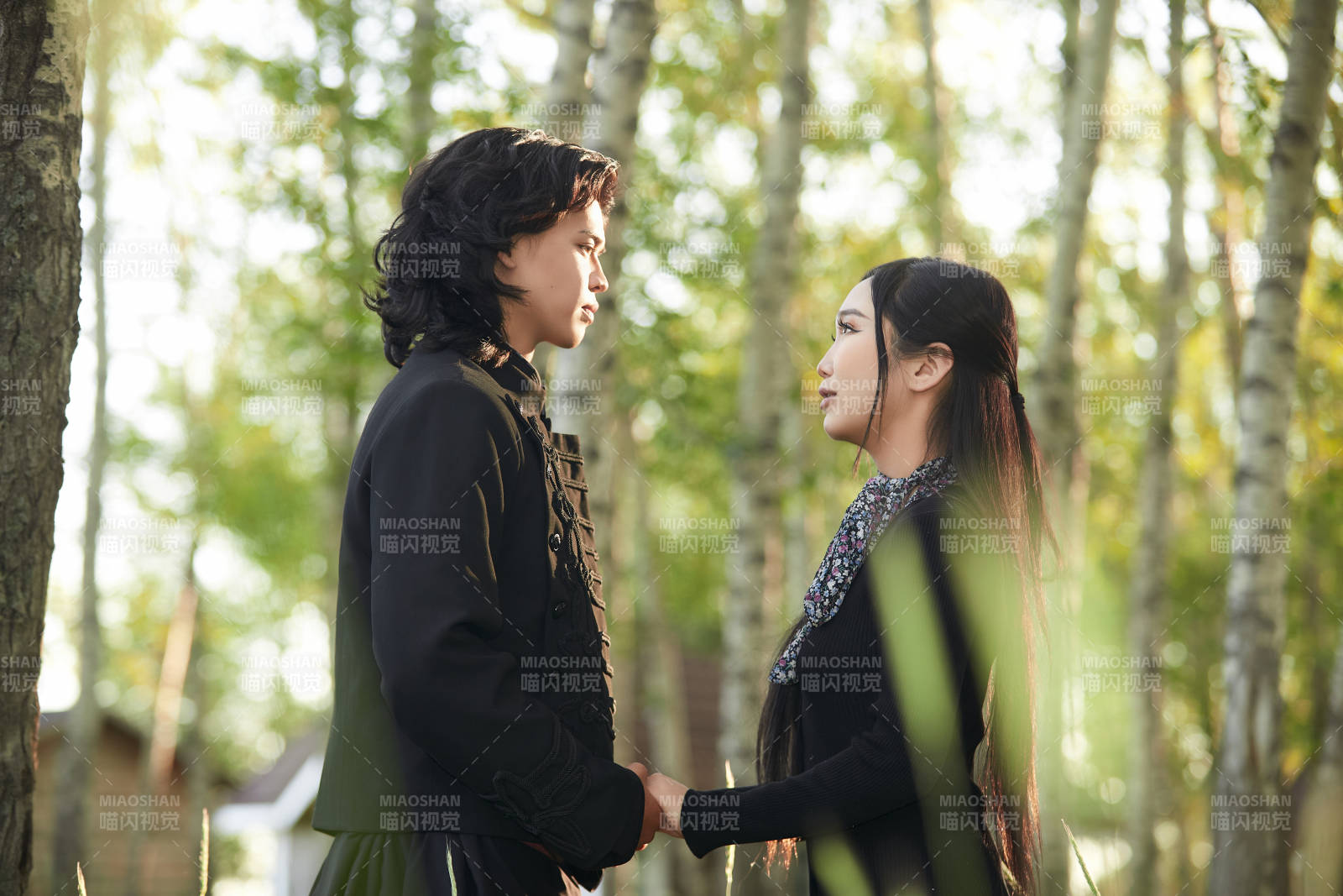 户外旅游景区拍照的亚洲情侣图片