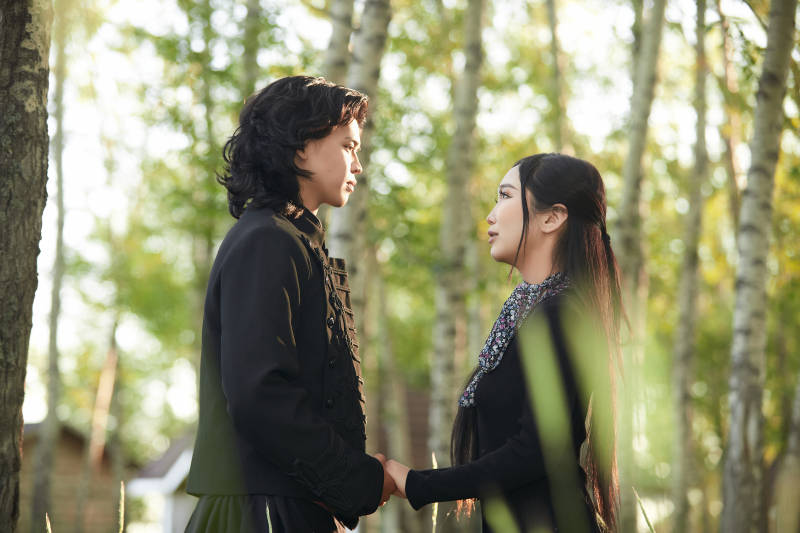 户外旅游景区拍照的亚洲情侣图片