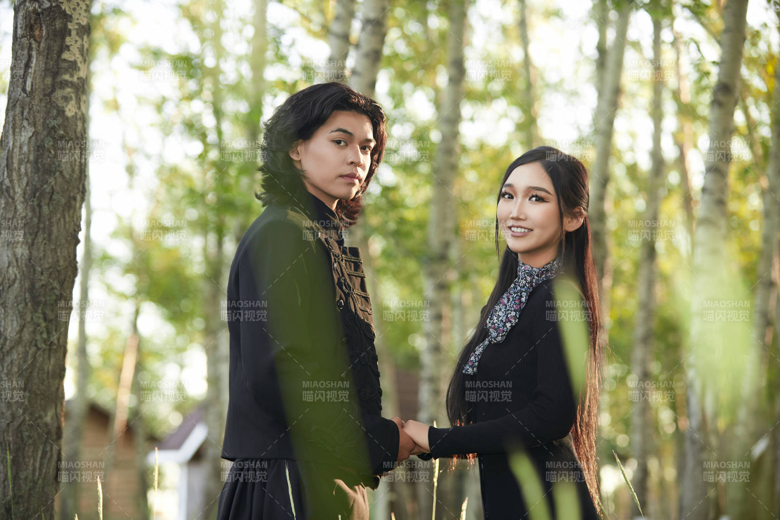 户外旅游景区拍照的亚洲情侣图片